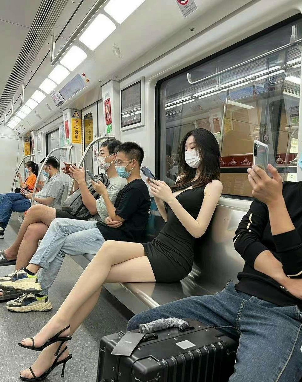 搞笑# 坐地铁的统一姿势,这也太默契了吧![笑哭]