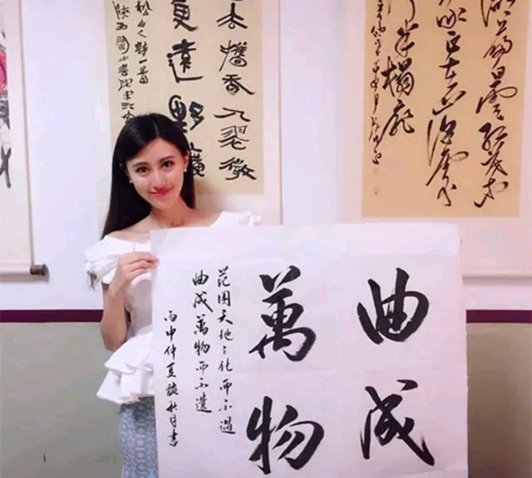 陕西电视台第一新闻主持人谈秋月,书法与颜值都很高,引人盛赞