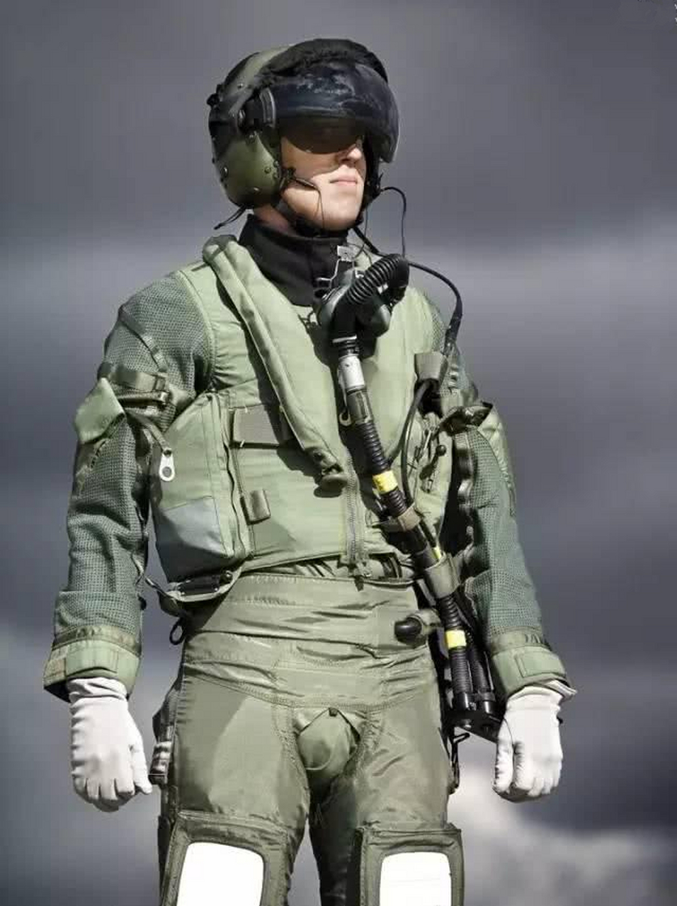 新型飞行员个体防护装备,摈弃了过去把各种功能服一件件往身上套的"