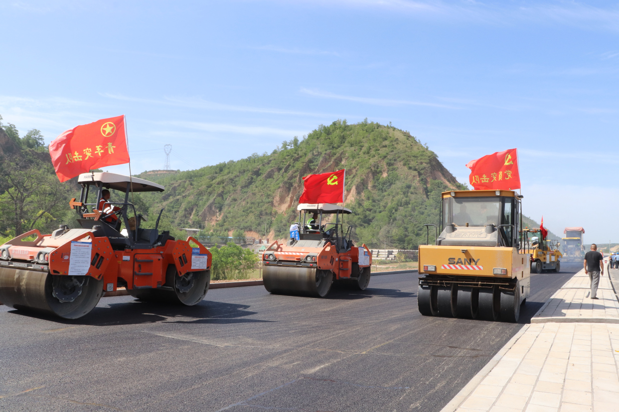 山西路桥二公司隰吉高速lm1项目部沥青中面层试验段成功铺筑