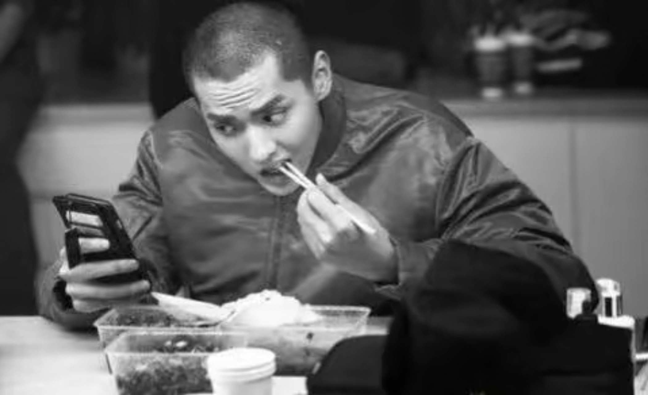 吴亦凡目前生活状态冲上热搜:有2个专人照顾,作词作曲写书,珠圆玉润啊