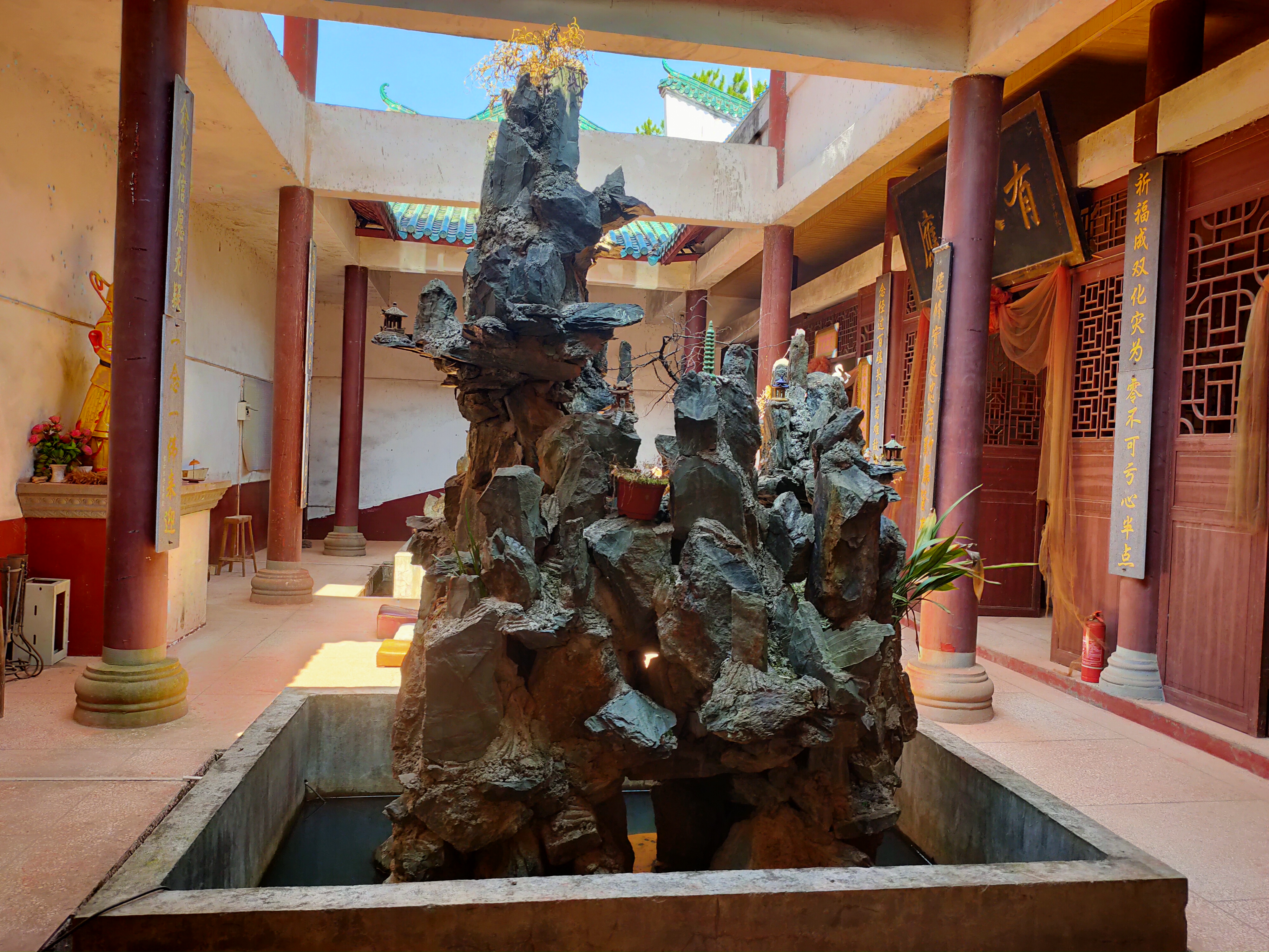 《七绝·浏阳吴王庙》蒿山岭上有圣堂,九域衣冠谒吴王