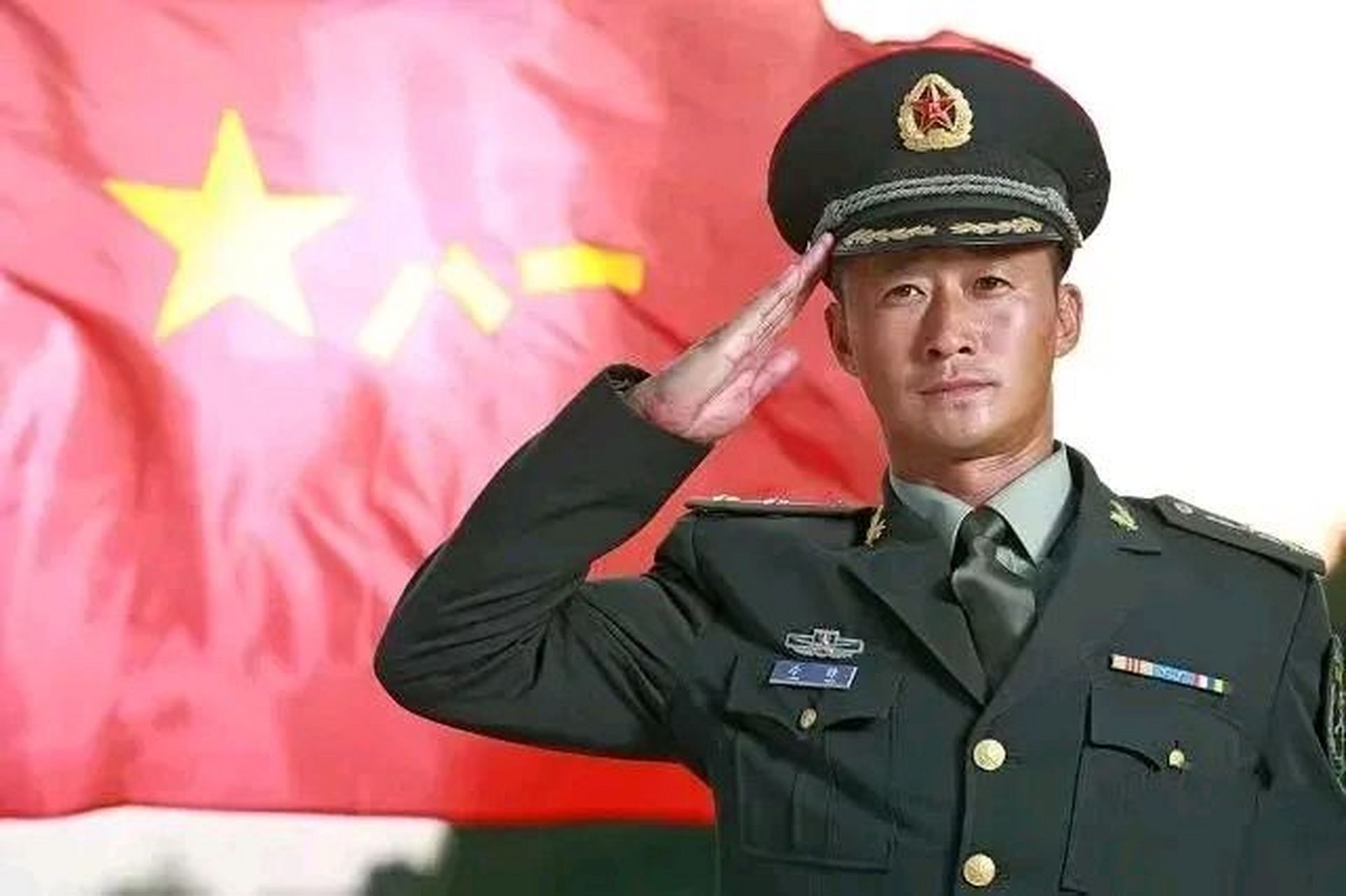 吴京在庆祝八一建军节时,晒出了一张身穿军装的照片