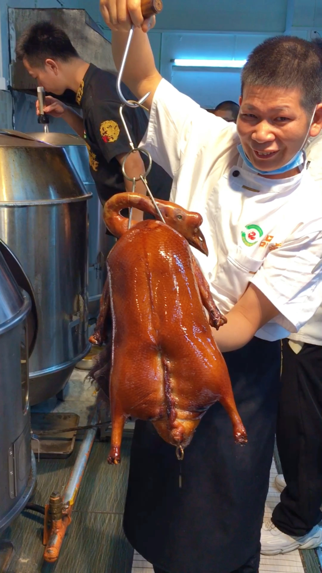 脆皮烧鹅出炉广西小白哥第一烤制的作品