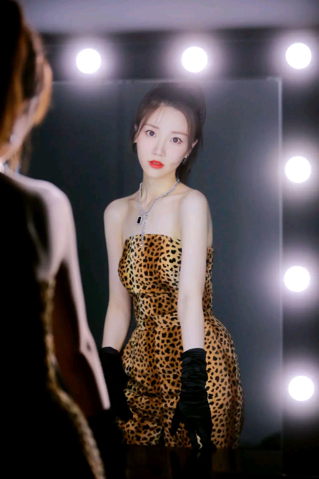 张纯烨身穿豹纹性感服饰,尽显妩媚动人女神