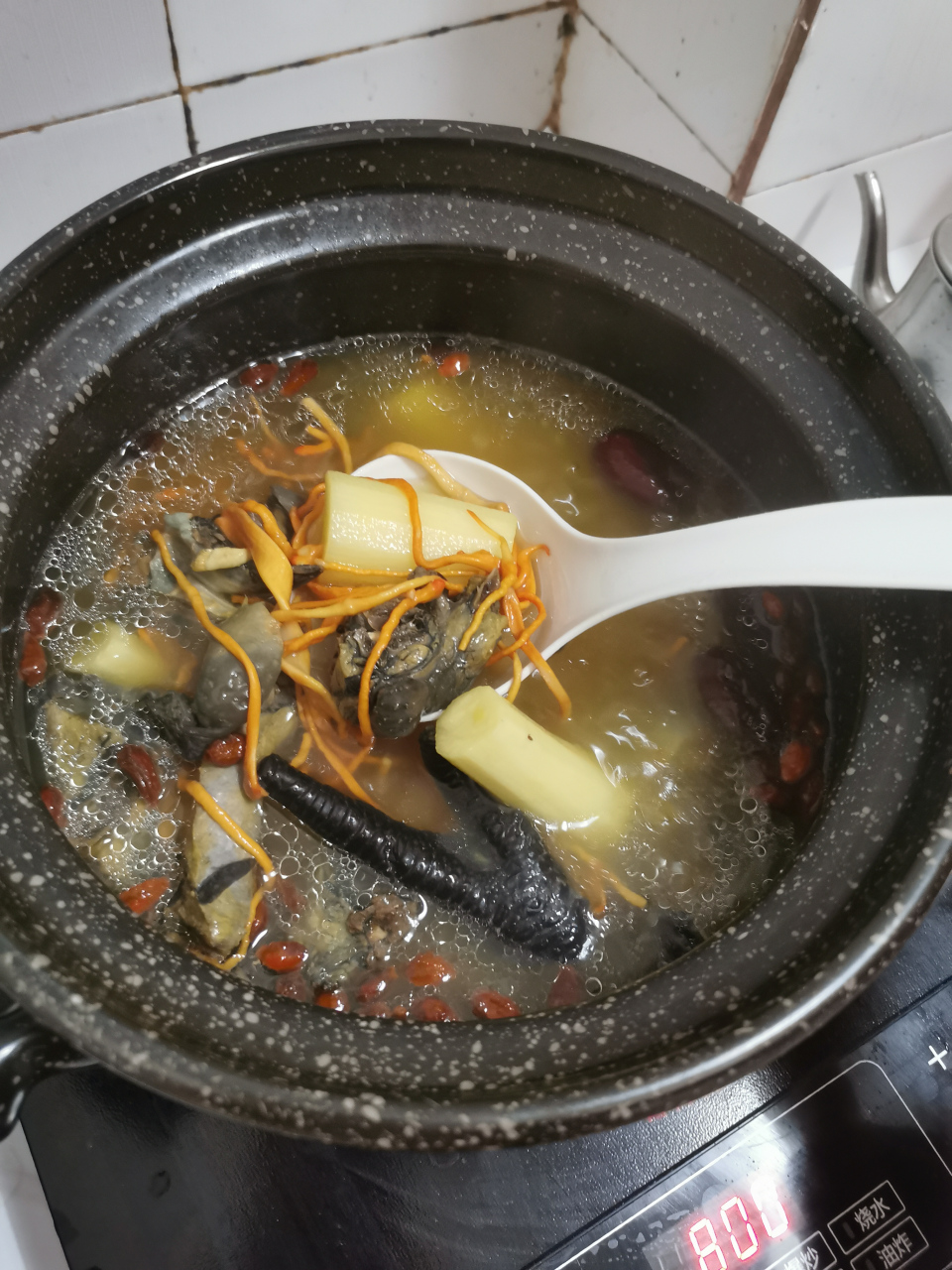 今年的冬天太干冷了,给家人煲一份虫草花乌鸡汤,滋补一下营养的同时