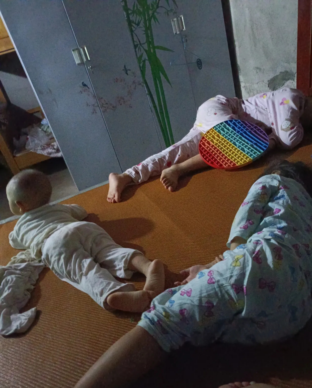 一天才吃了一顿饭,和女儿们饿的前胸贴后背了.眼泪巴啦啦的流.