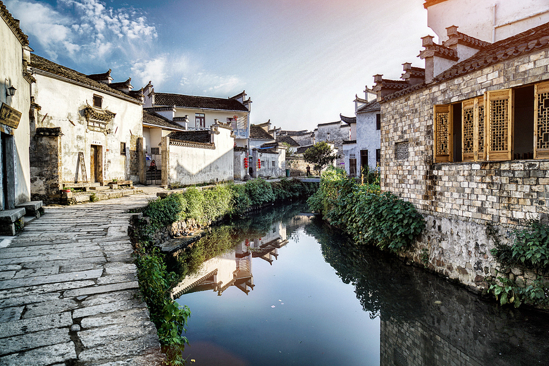 古镇地处黄山市黟县县城东北约4公里的屏风山和吉阳山的山麓.