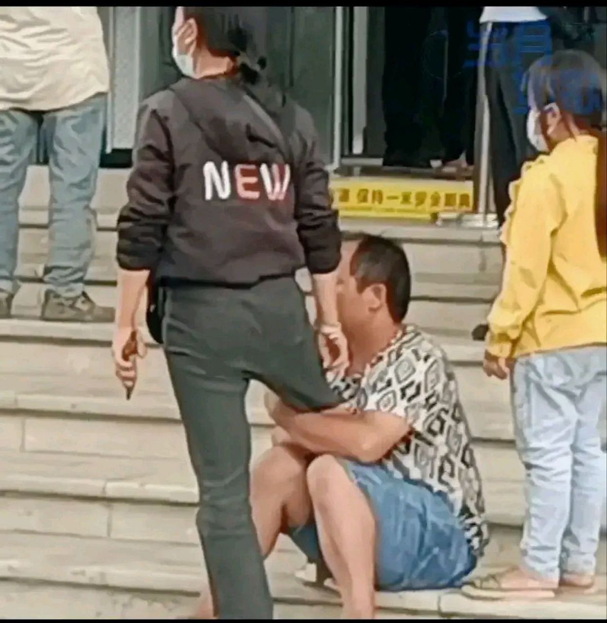 男人,抱大腿没有用,要用钱砸她!