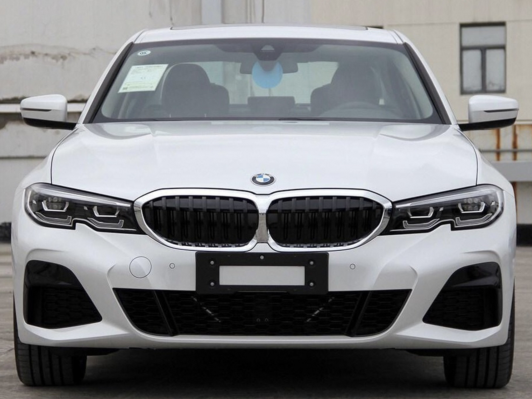 这两张前脸对比图,是不是宝马3系的前脸比5系看着更加霸气一些呢?