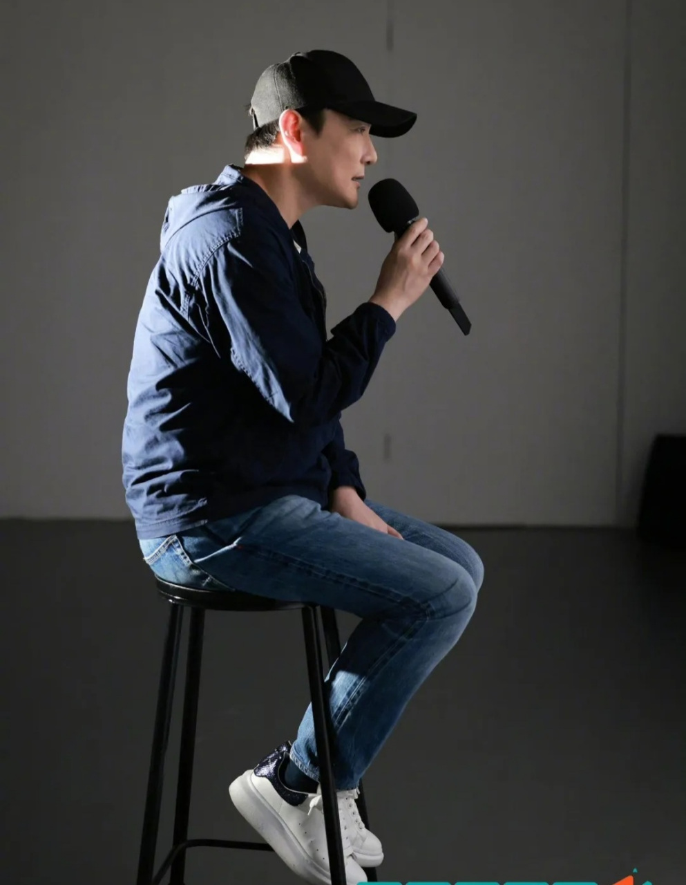 张信哲春日歌会#  张信哲出道30年了,人生可谓成功,他没有丝毫傲胶屯