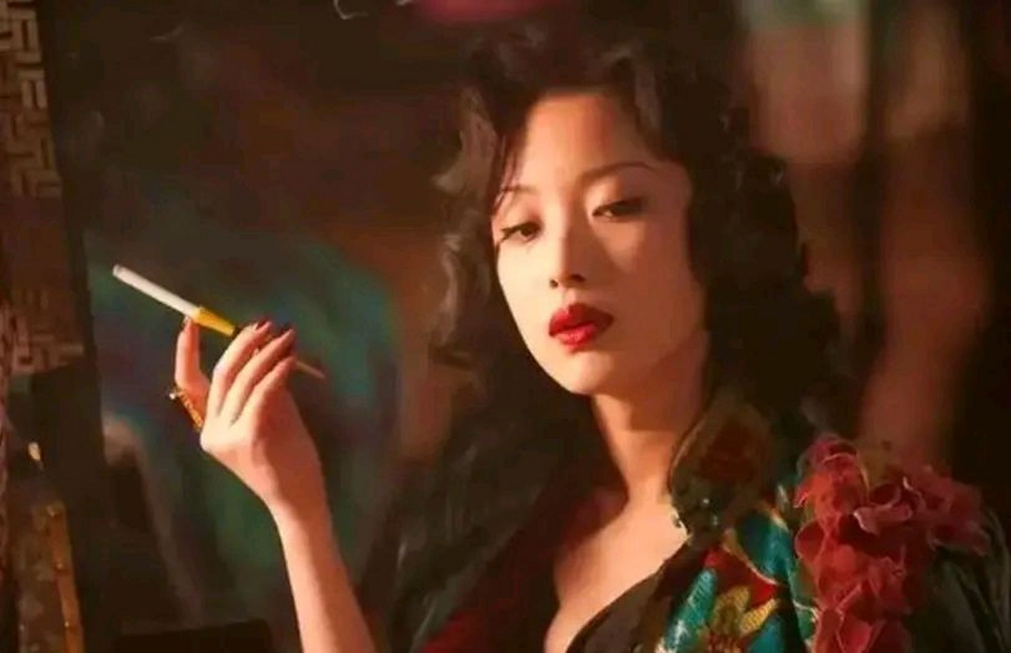 在一次饭局上,贾平凹口饮茅台酒,美人在侧坐,感觉很是惬意.