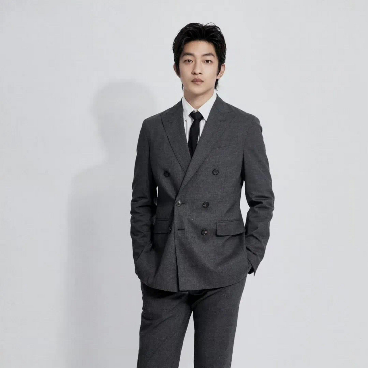 屈楚萧最近没少借助新电影进行炒作