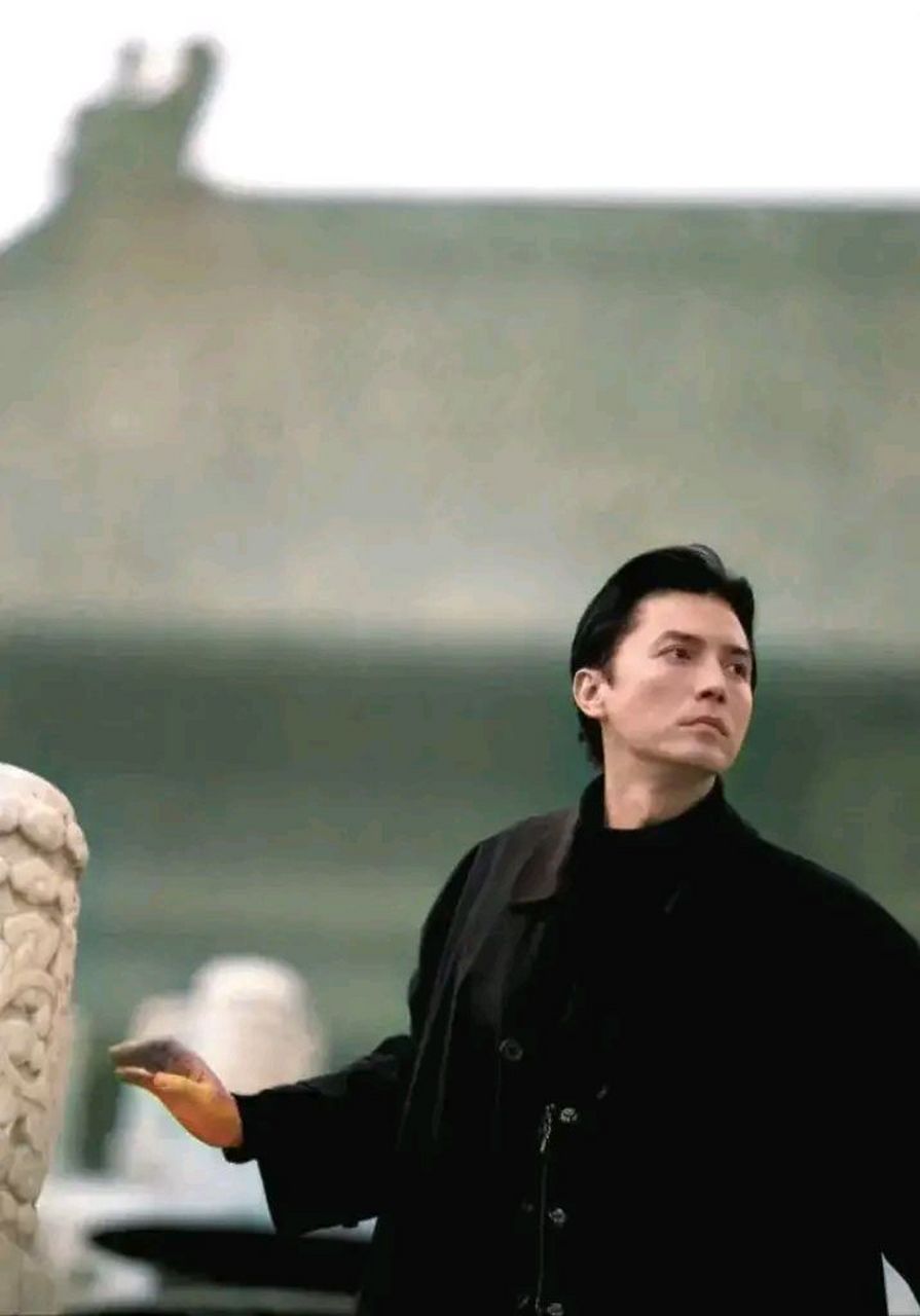 一九九六年,香港著名美籍华裔演员尊龙,在拍摄《末代皇帝》十年后再