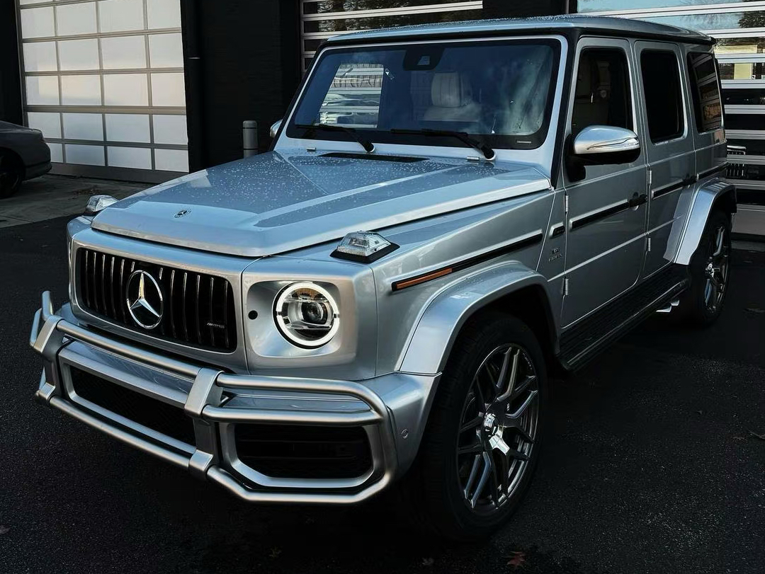 奔驰g63:v8引擎,铱银车漆,4.0升排量,售价255.4万元起