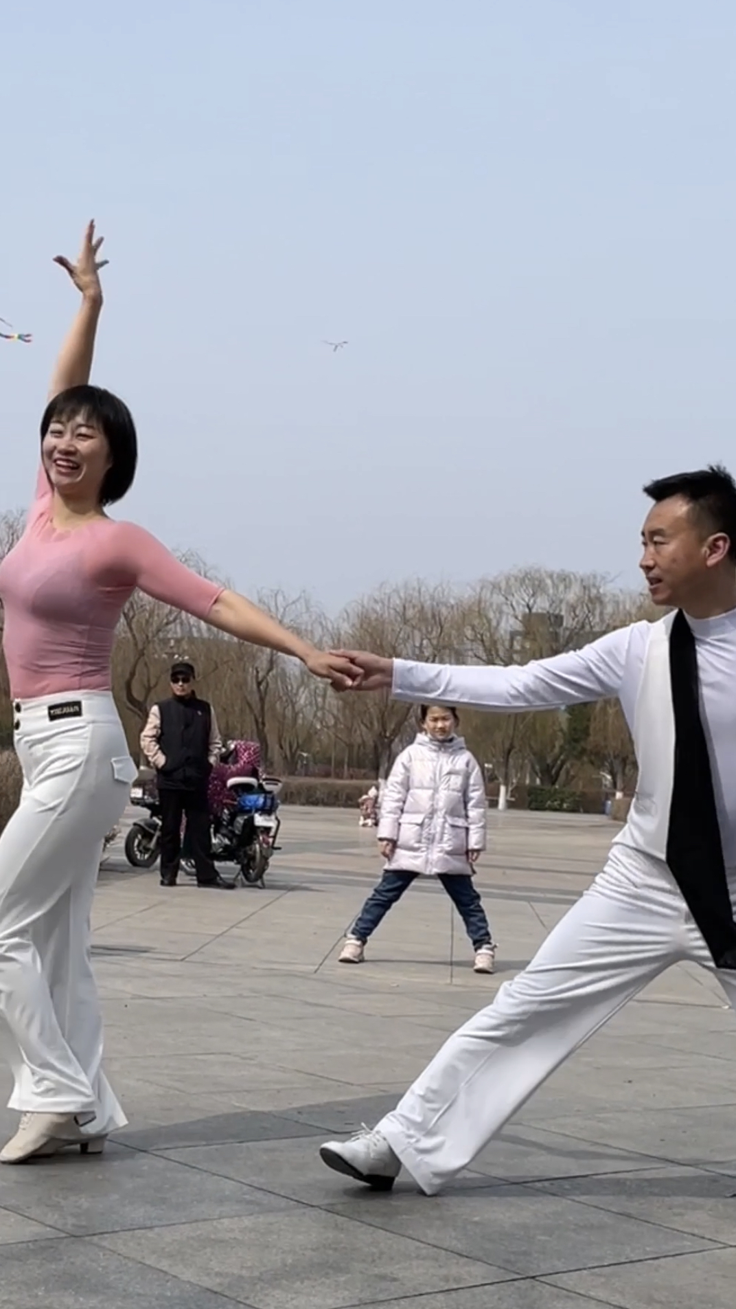 唐山吉特巴舞小滨和小芳