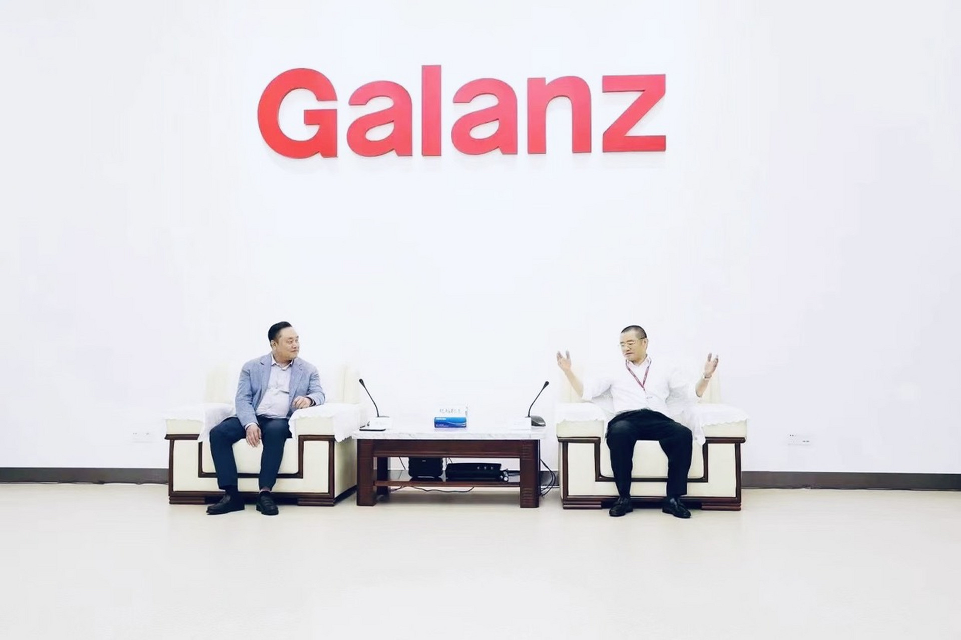 国美创始人黄光裕及夫人杜娟参观格兰仕,梁昭贤接待推动双方合作升级