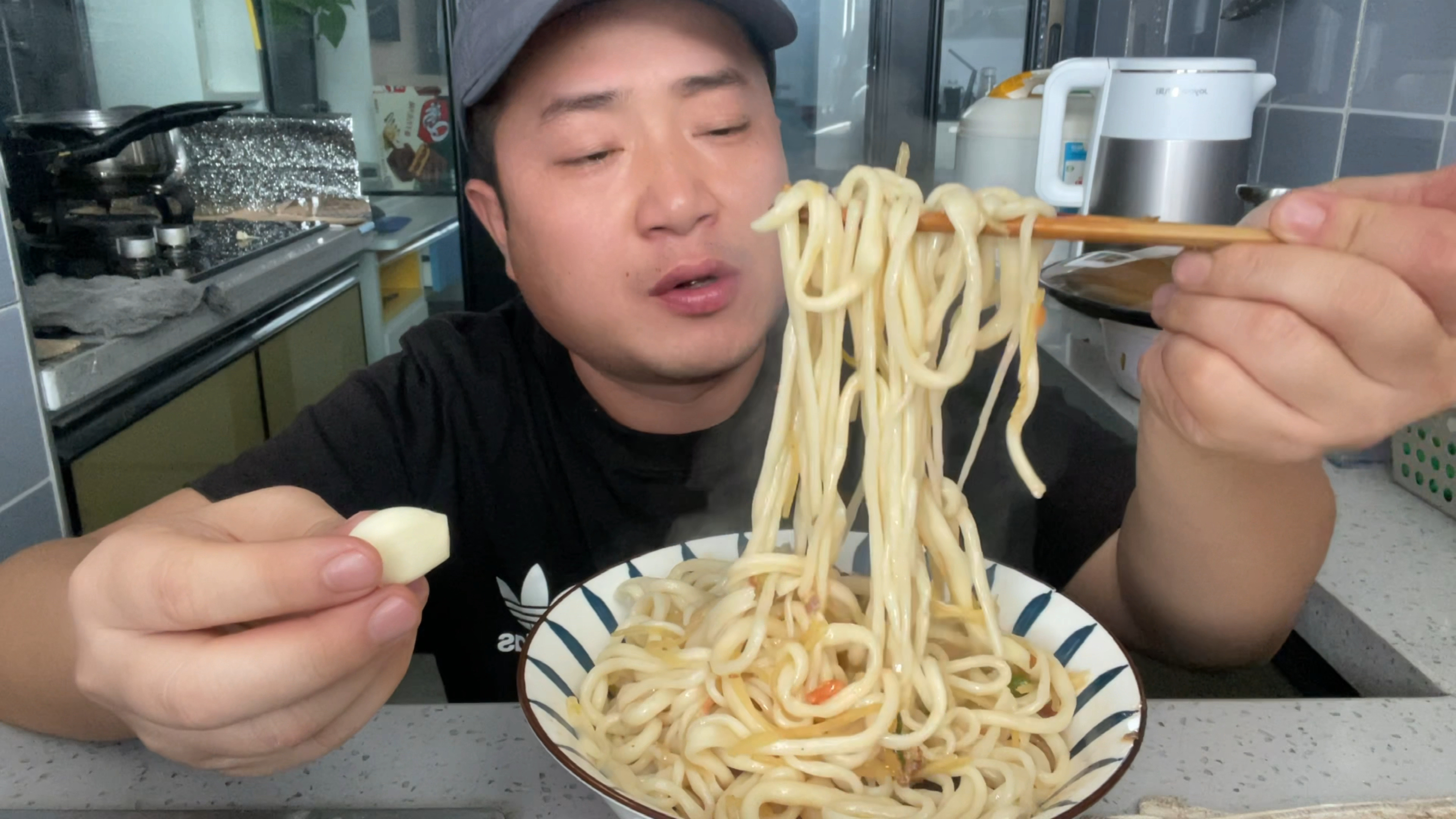 新疆土豆丝拌面,配着大蒜吃真过瘾