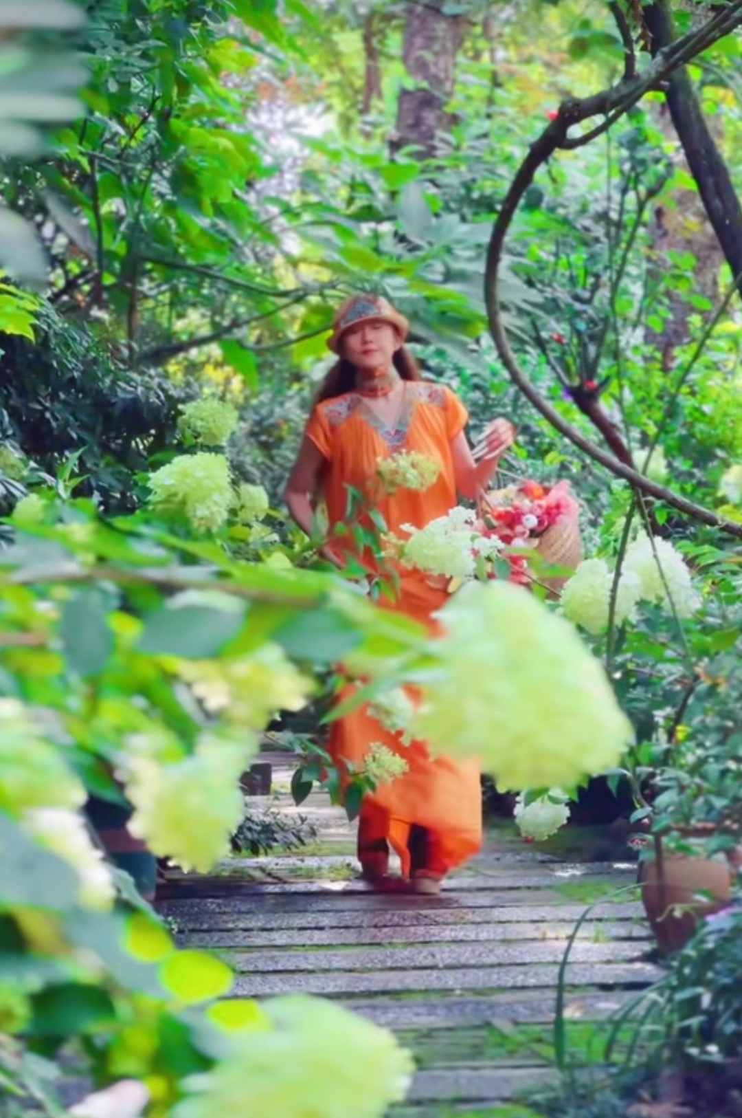 杨丽萍晒私人花园,挎篮子采花如仙子,与孔雀公鸡为伴,配文深思