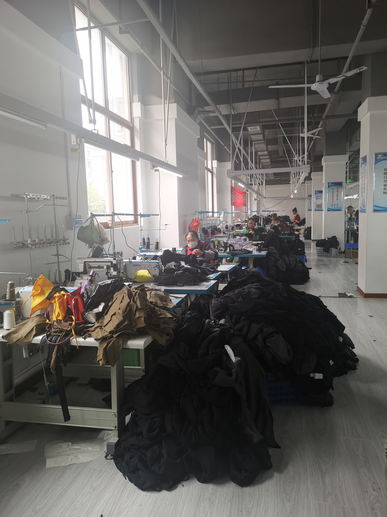 加工衣服的车间