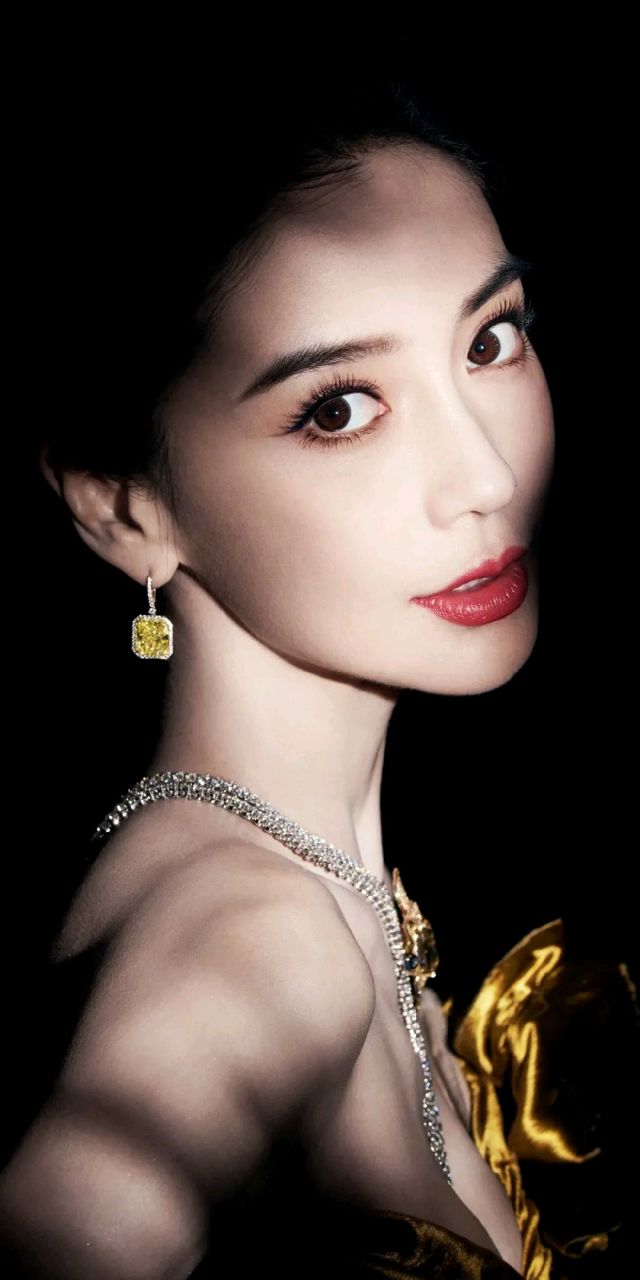 angelababy出席tiffany珠宝活动的图  这一身的黄钻珠宝 真是太有排场