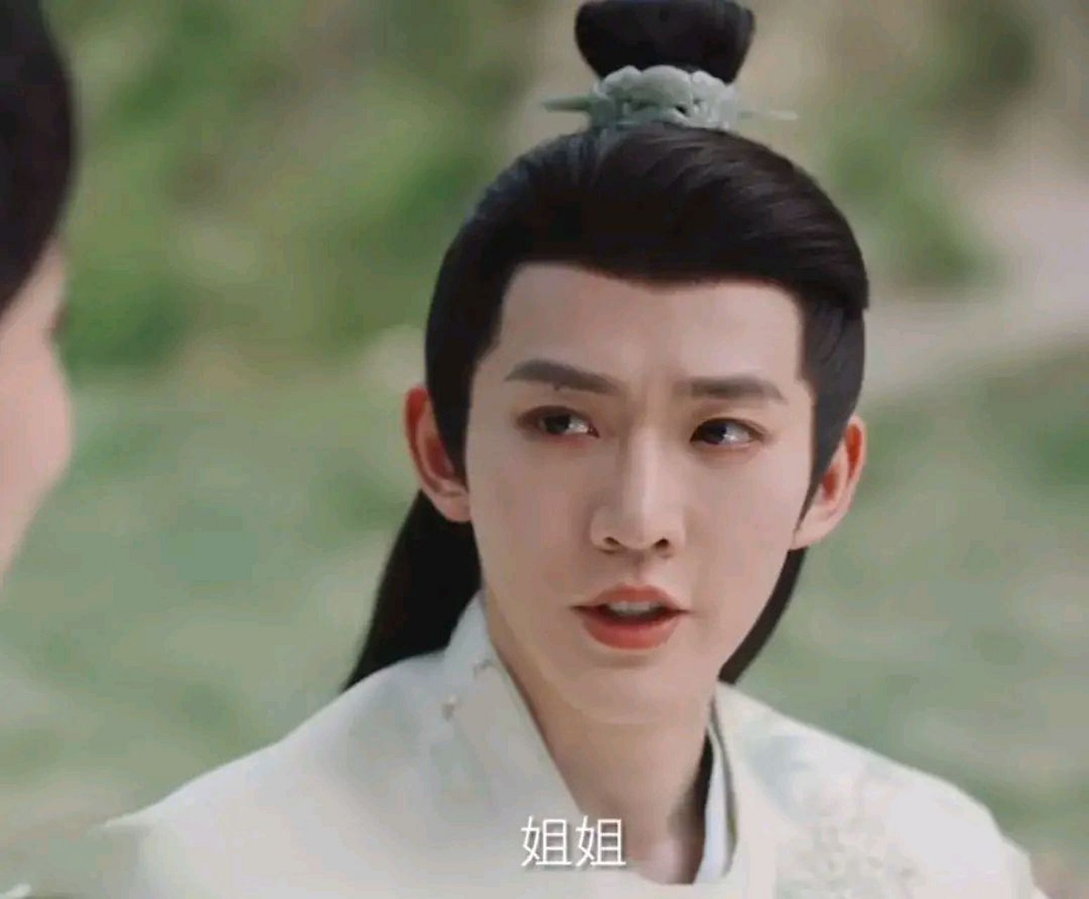 涂山璟明明比小夭还大,小夭让他叫"姐姐"他就叫了,只能说这只小狐狸