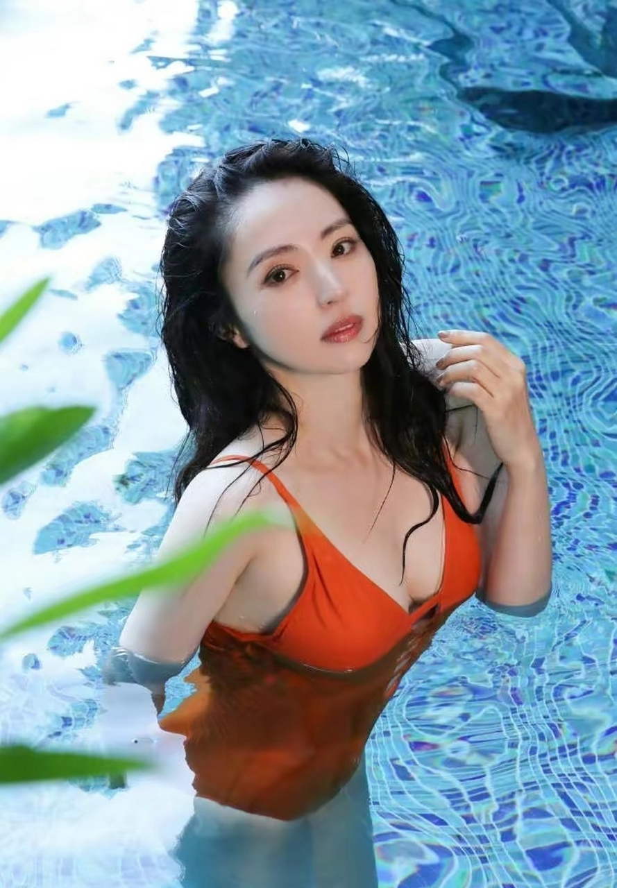 近日董璇晒照,一组泳装大片性感曝光,不得不说姐姐43岁这身材真的太绝