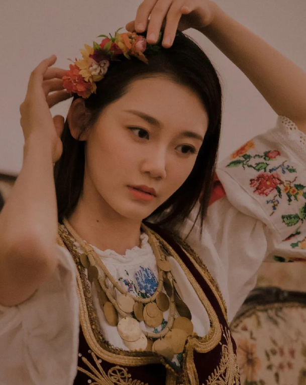 苗苗是冯小刚亲自选中的"冯女郎",为何会在事业爆红时期退圈?