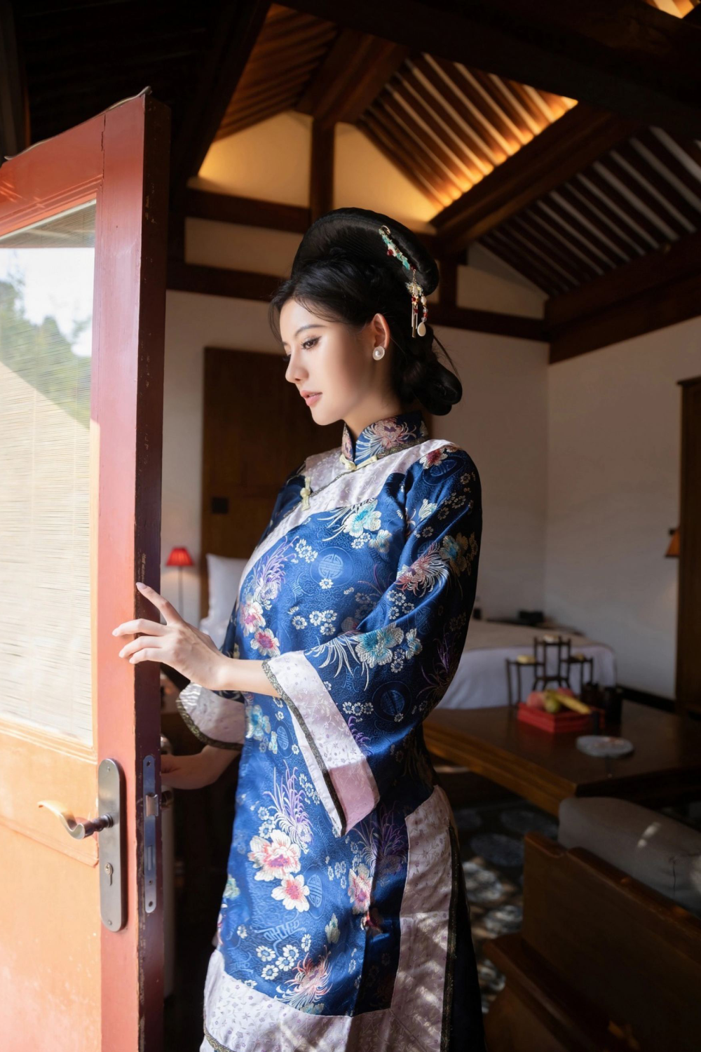 满族传统服饰的现代美