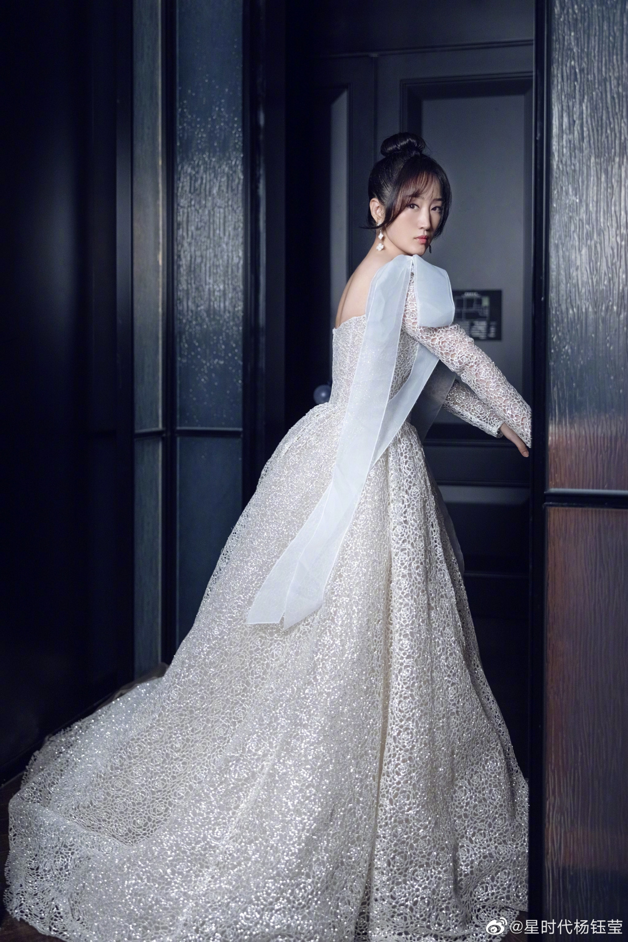 杨钰莹写真,一袭白色镂空公主裙,端庄典雅,纯美动人