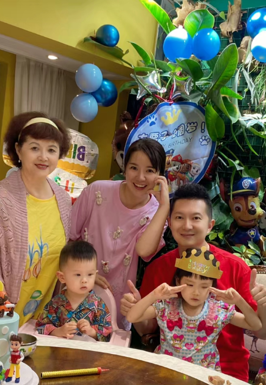 主持人红果果绿泡泡夫妇晒两个孩子近照,女儿4岁,儿子2岁,姐弟俩同框