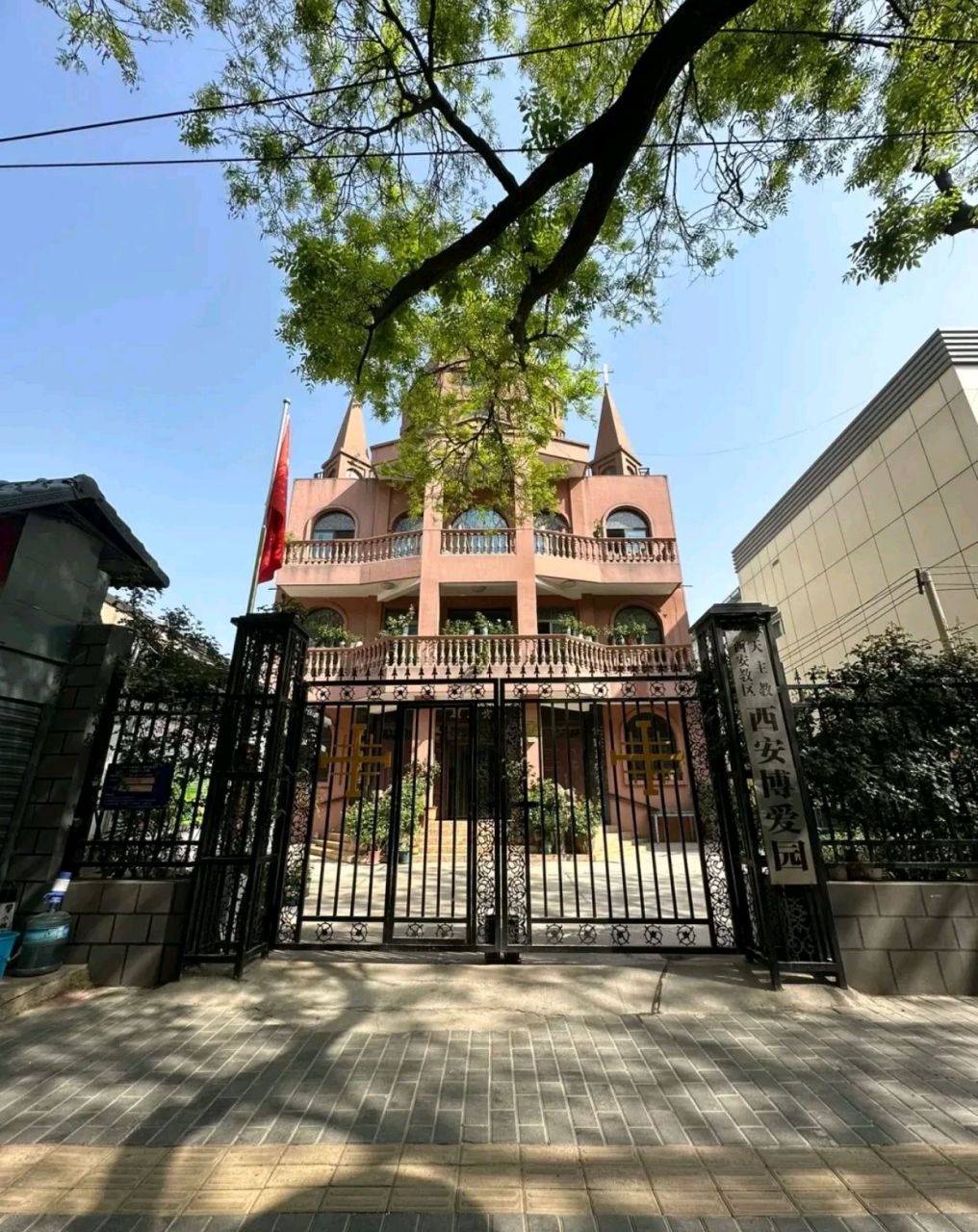 古城西安第一座天主教堂——糖坊街天主教堂在西安城墙北门里,有一条