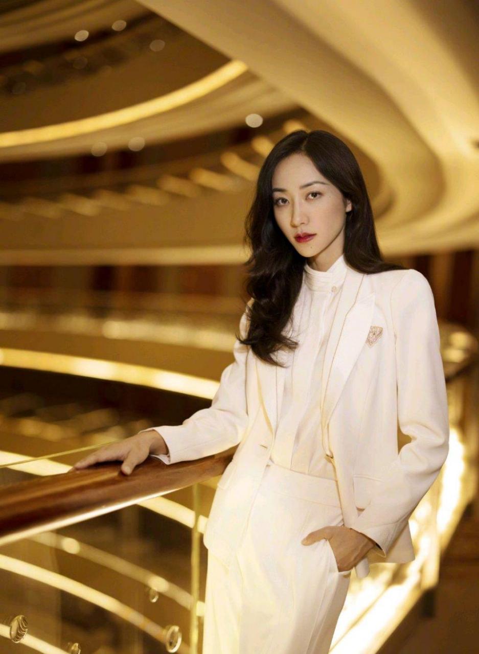 韩雪一袭清冷白西装,美得动人心弦.