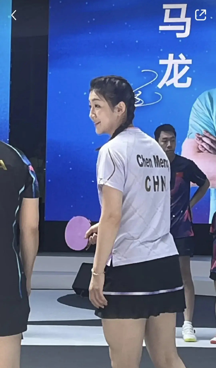 前两天看陈梦没有这么胖啊,怎么最新穿上小裙扎上小辫的梦梦这么显胖