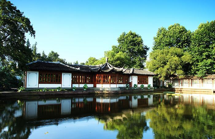 杭州现存唯一的完整私家花园,被誉为"古典园林之冠"