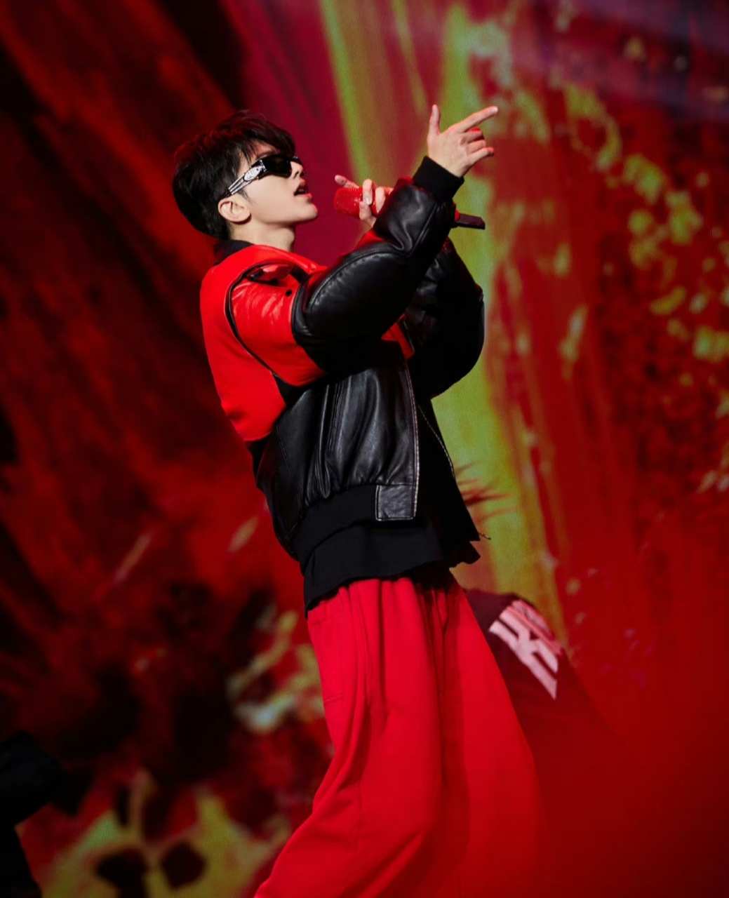 蔡徐坤这身红色系造型,配上墨镜,也太帅了,又酷又飒,气场全开!