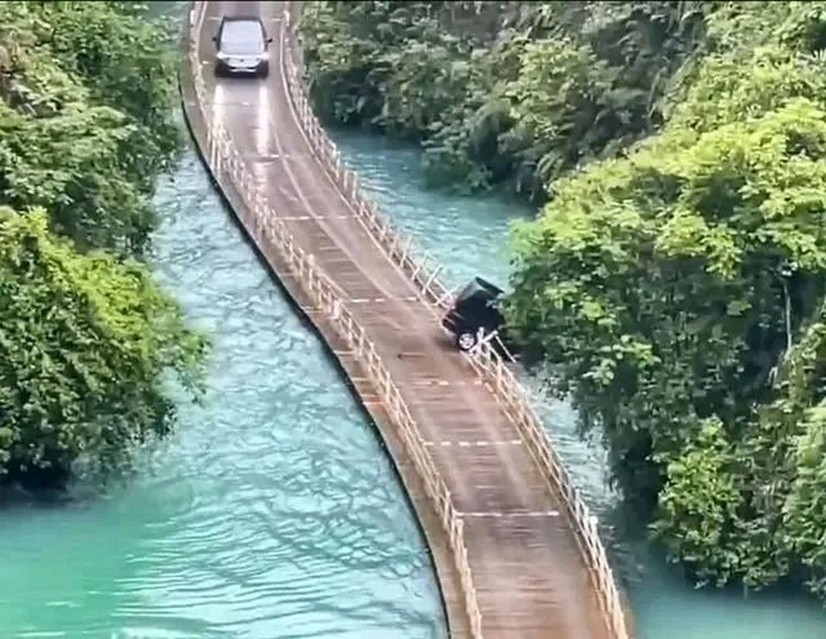 網紅橋汽車落水:宣恩縣珠山鎮獅子關景區一商務車從水上浮橋落水,車