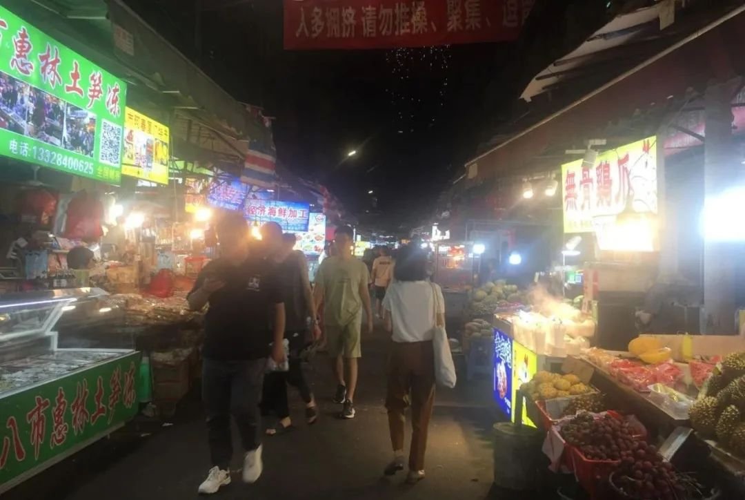 图 | 吴玉清在海鲜夜市
