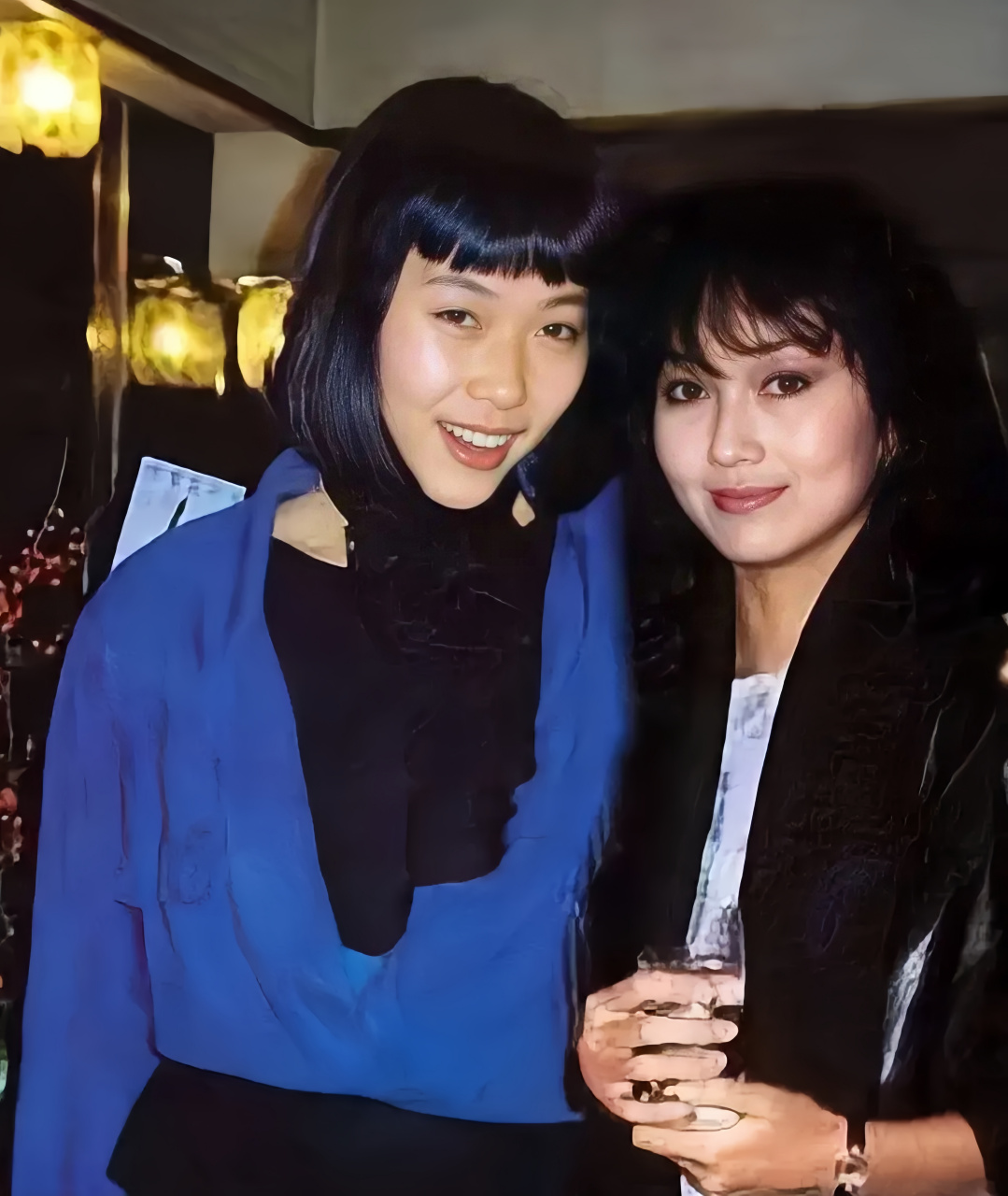 叶童一头短发,显得清爽干练,那时脸蛋还有一点婴儿肥.