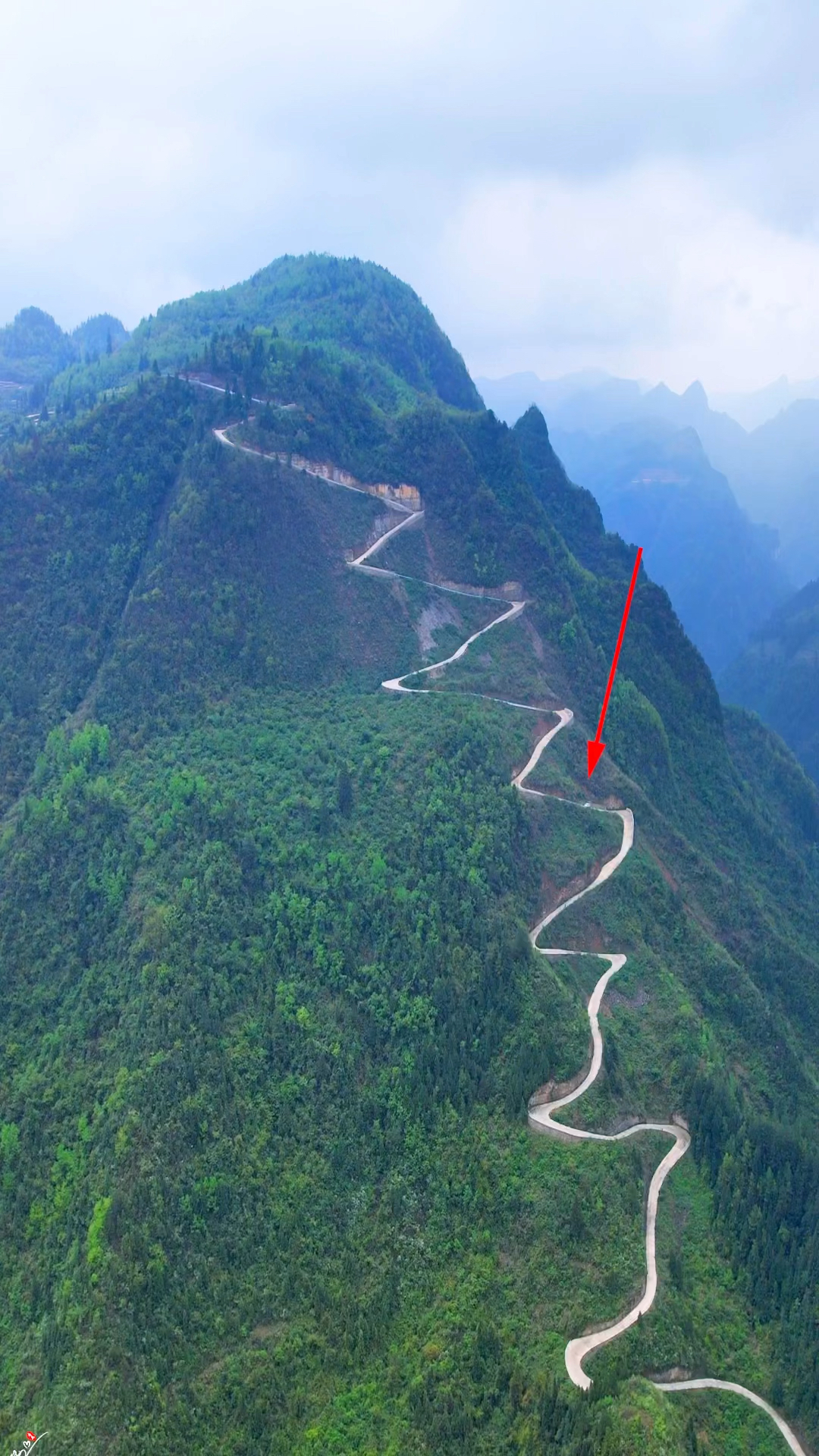 一般人不敢开,外地人吓破胆,在贵州有一条陡峭的盘山公路,一经建成