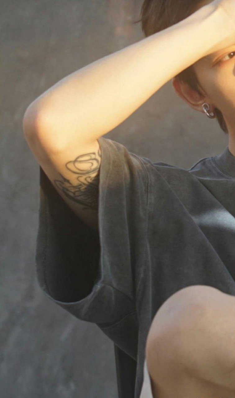 你好星期六,邓为手臂纹身被遮  其实这个温柔细腻大男孩 手臂上纹身