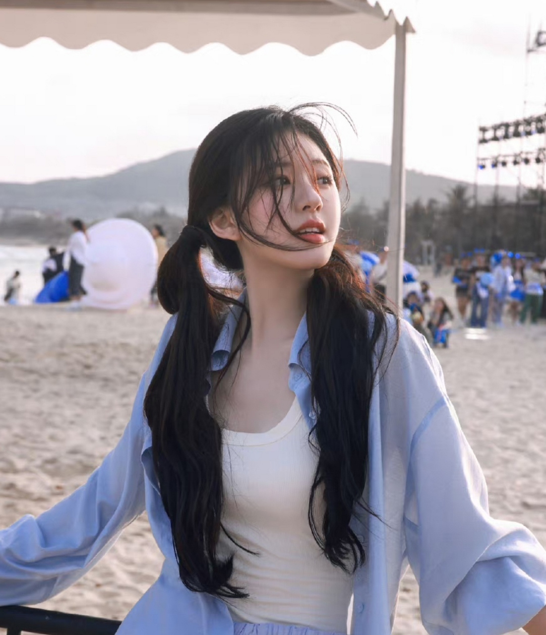 赵露思在海边工作随拍,助理视角的她清新可人,迎着夕阳的柔光自带滤镜