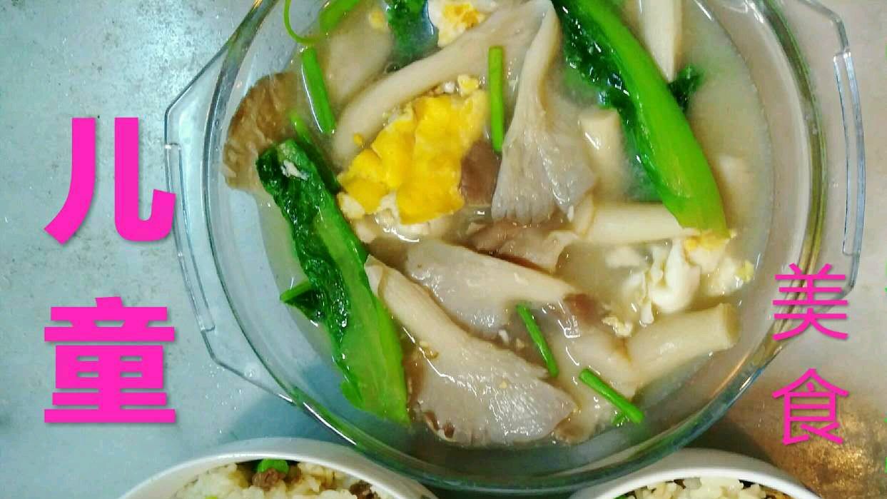 自制牛肉粒炒饭配菌菇汤,是完美的儿童套餐
