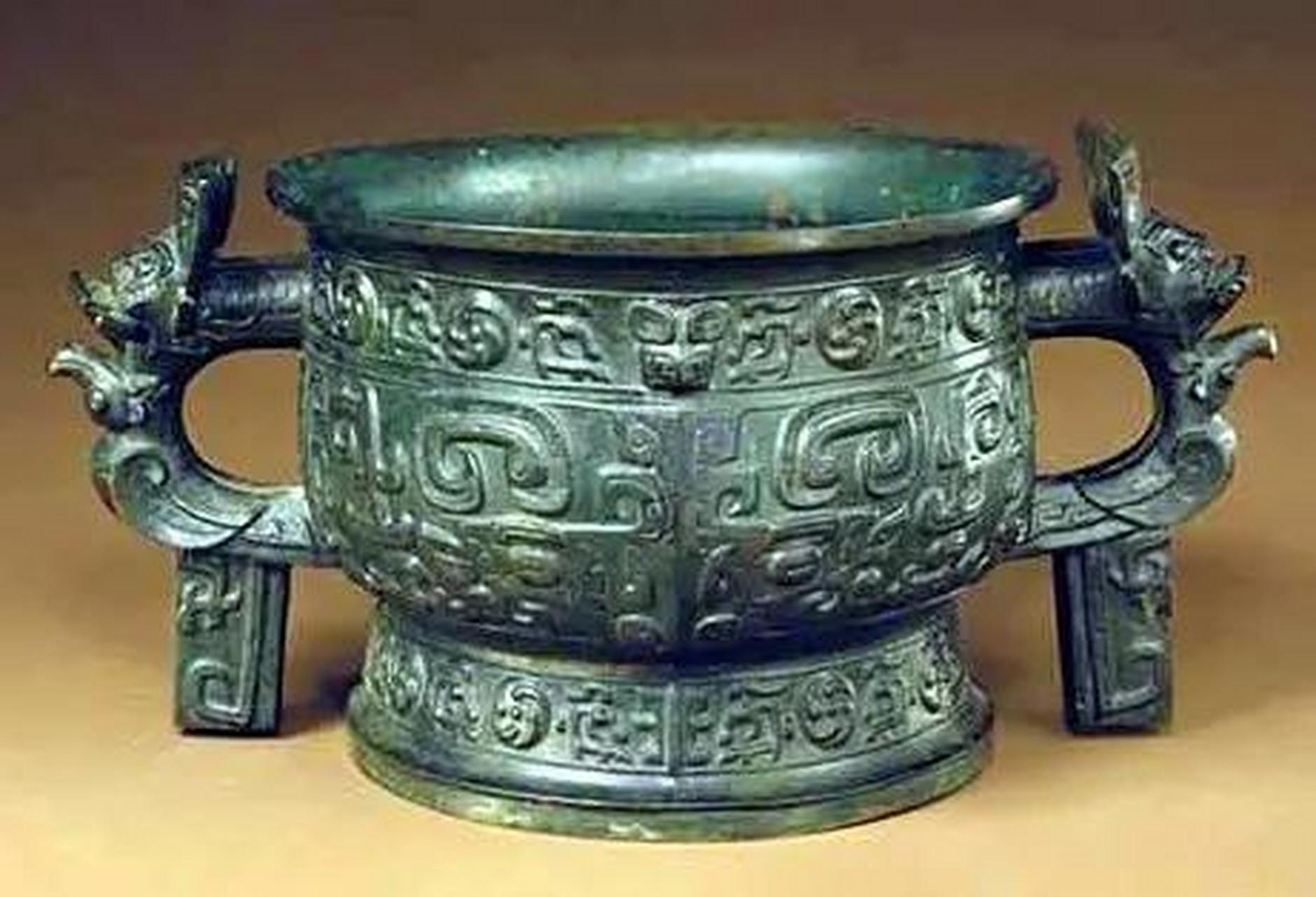 2007年,河南人梁鑫,白天是身价亿万的房地产大佬,晚上则摇身一变成为