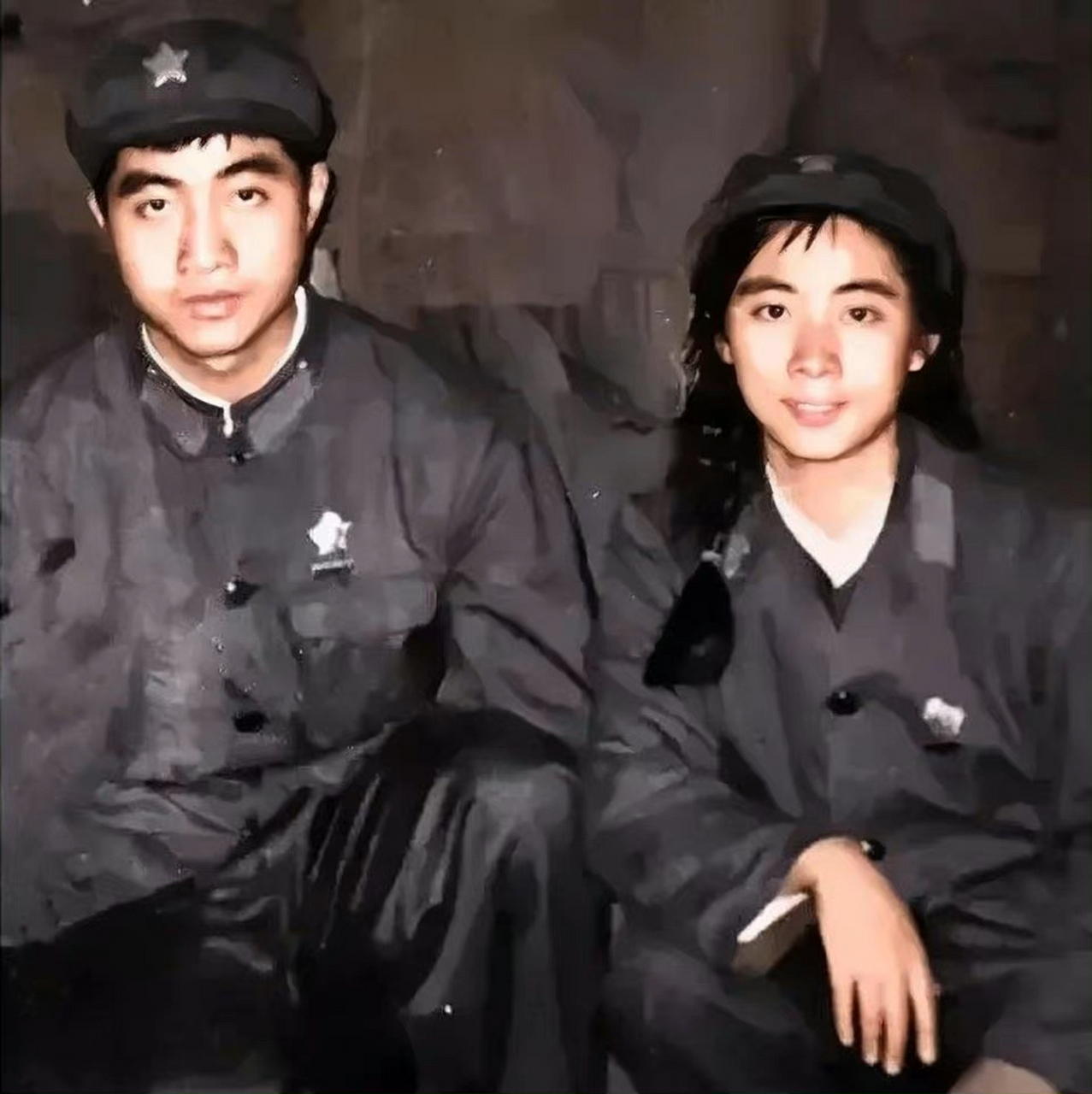 这是1970年林立果与姐姐林豆豆的一张合影…他们都穿着一身军装,非常