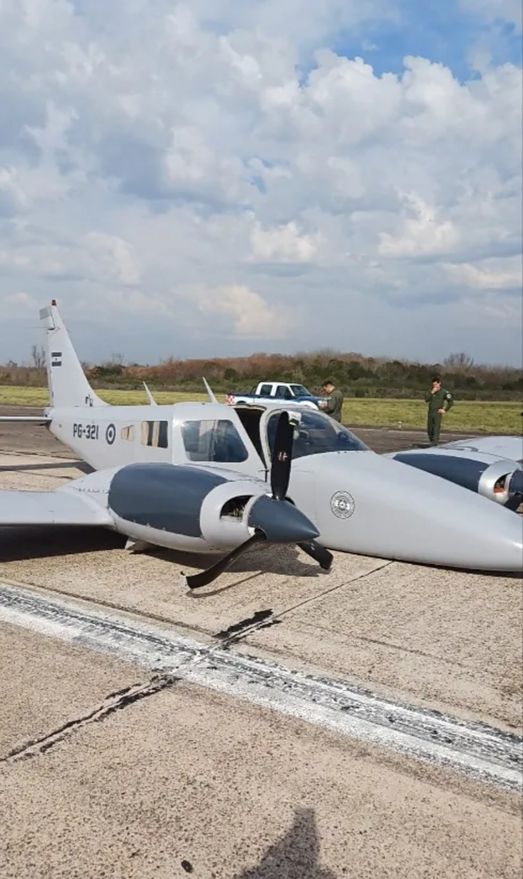 8月16日,一架阿根廷空军pa-34小型螺旋桨飞机在阿根廷埃尔帕洛马机场