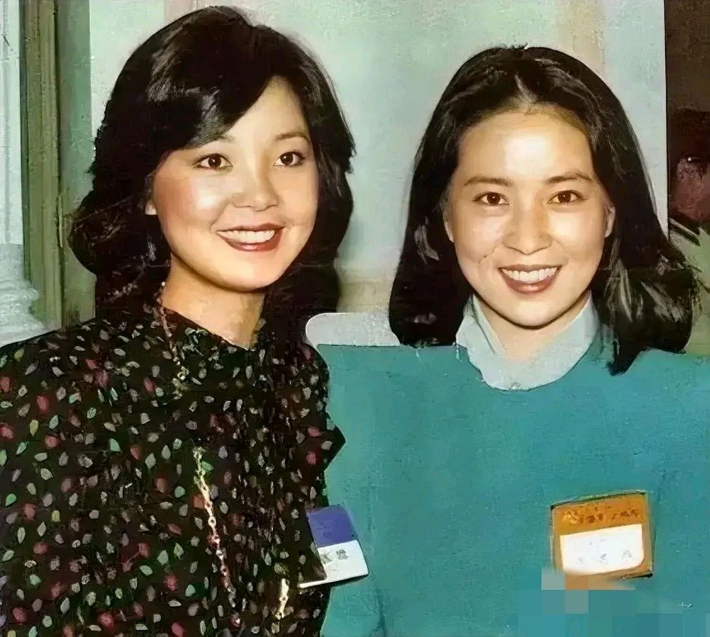 上世纪80年代,歌星邓丽君与影星林凤娇的一张合影.