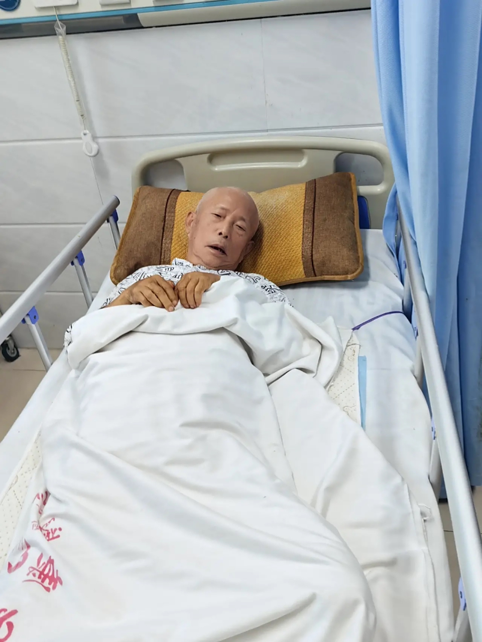 这位固执的老人就是我的爸爸,他因脑梗塞卧病在床整整7年,吃,喝,尿,尿