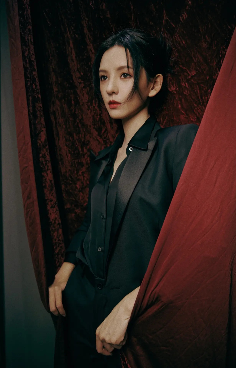 美女张予曦,身穿黑色小西装,有种酷酷的感觉.