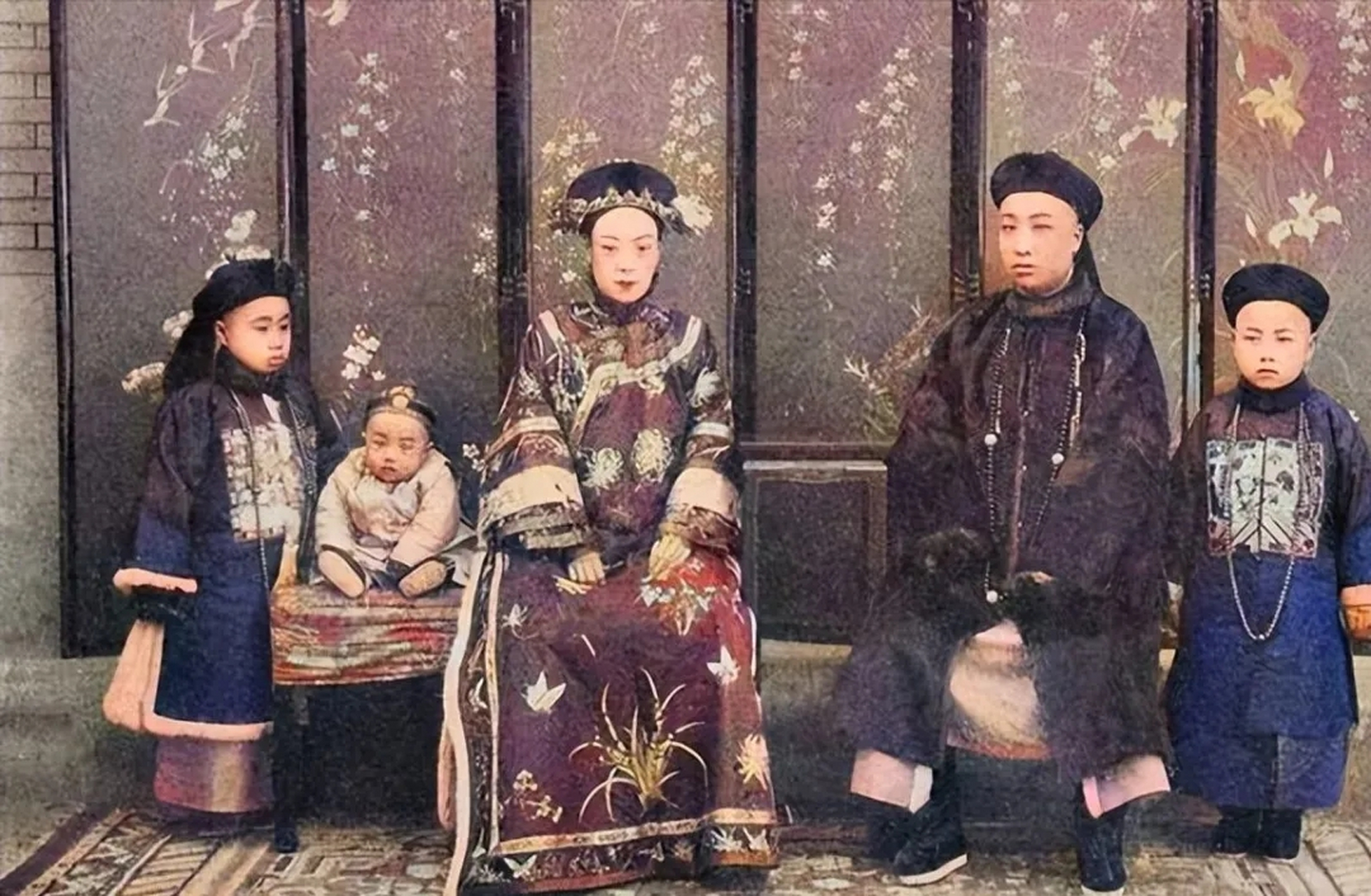 爱新觉罗·溥伦,是乾隆的五世孙,也是贝勒载治第四子.